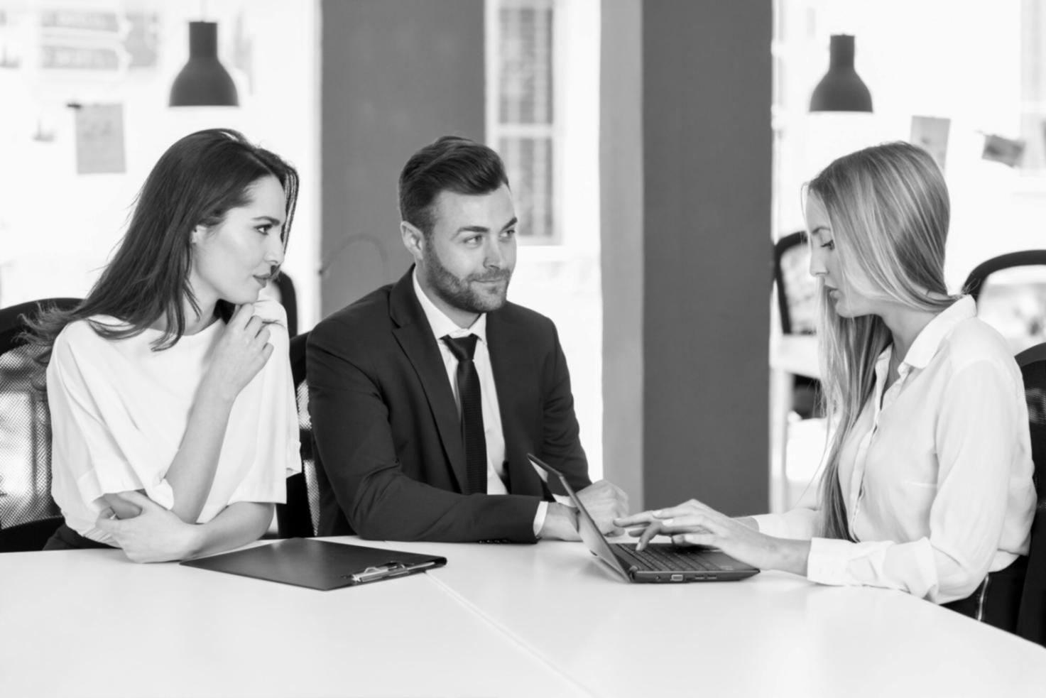 Workshopatmosphäre bei arnovialoiq Finanzbildung