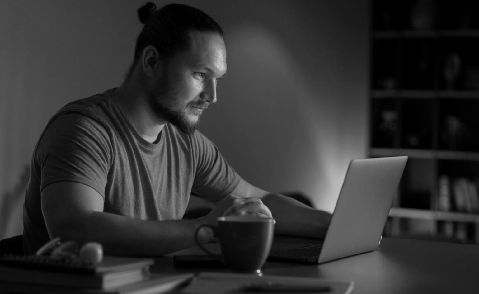 Teilnehmer beim gemeinsamen Arbeiten an Finanzplänen
